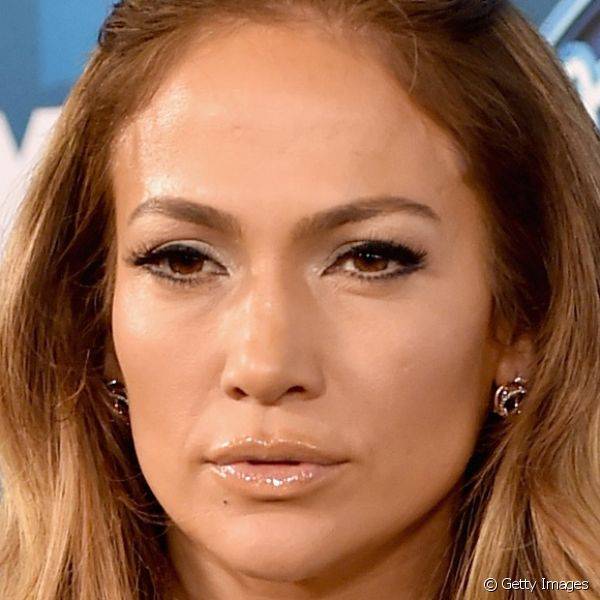 Na final do American Idol Jennifer Lopez aplicou uma camada de gloss generosa por cima de seu batom nude deixando a cor menos b?sica